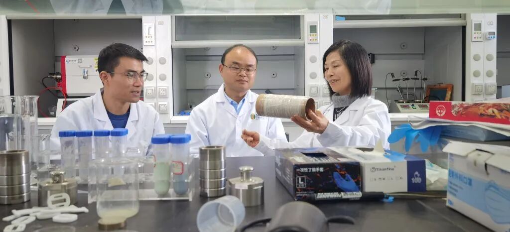 將科研論文寫在產(chǎn)業(yè)大地上 嚴(yán)俊峰與生物基材料技術(shù)研發(fā)的創(chuàng)新實(shí)踐